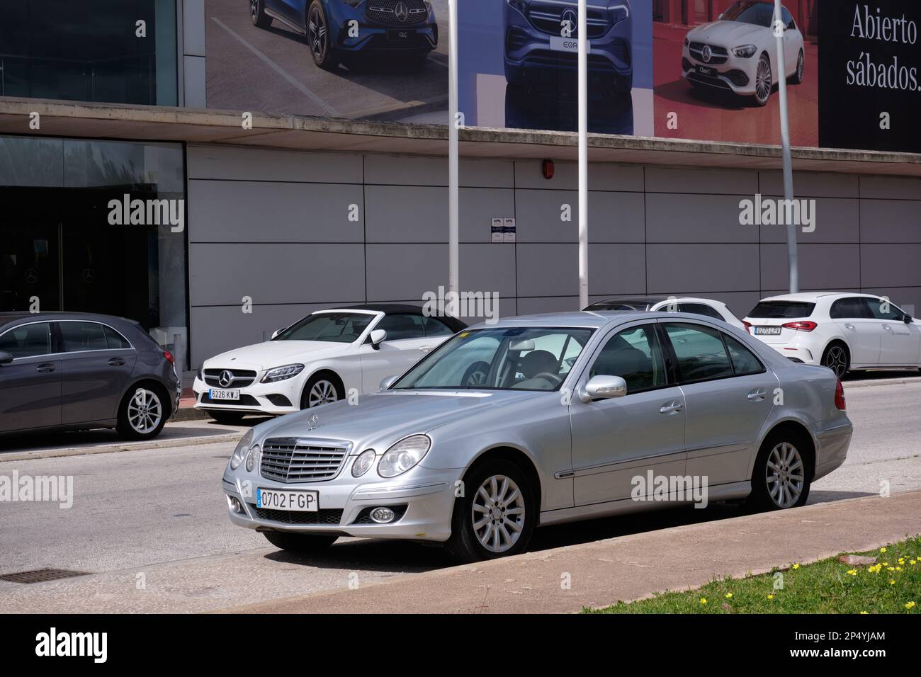 MOTOS Strike Tappetini auto Velours per auto destinato a Mercedes-Benz E Classe W211 2006-2009 dopo il lifting - Standard, Tessuto, Grigio tappetino auto - Provate un nuovo comfort di guida con un