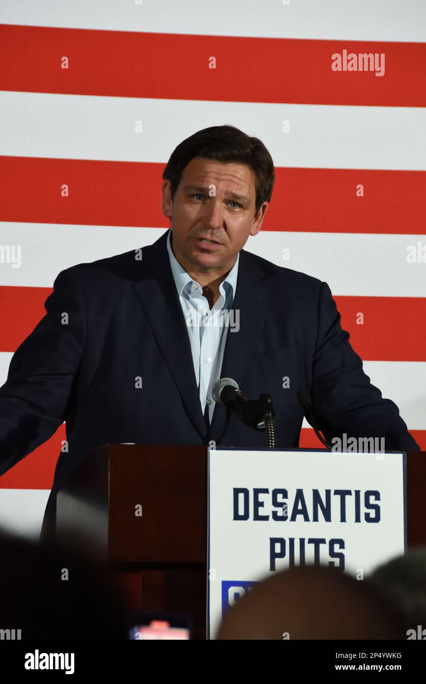 Gov. Ron DeSantis a prononcé un discours de ralliement pour les candidats du conseil scolaire du comté de Sarasota à Sarasota, Floride, États-Unis, le 21 août 2022. Banque D'Images