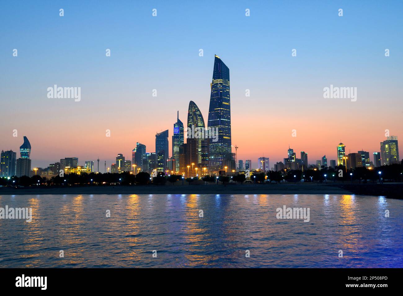 Gratte-ciels modernes à Koweït City, Koweït, Moyen-Orient après le lever du soleil. Ville moderne du Koweït avec bâtiments comerciaux et plage de Dasman Banque D'Images