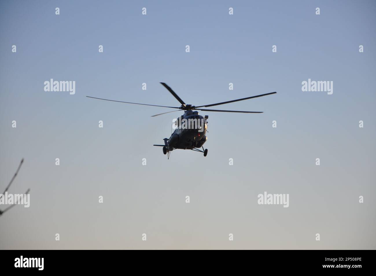 Manœuvres militaires en hélicoptère dans le ciel bleu. Air force Mil mi-171Sh dans le ciel croate. Vol militaire en hélicoptère. Transport de personnes blessées Banque D'Images