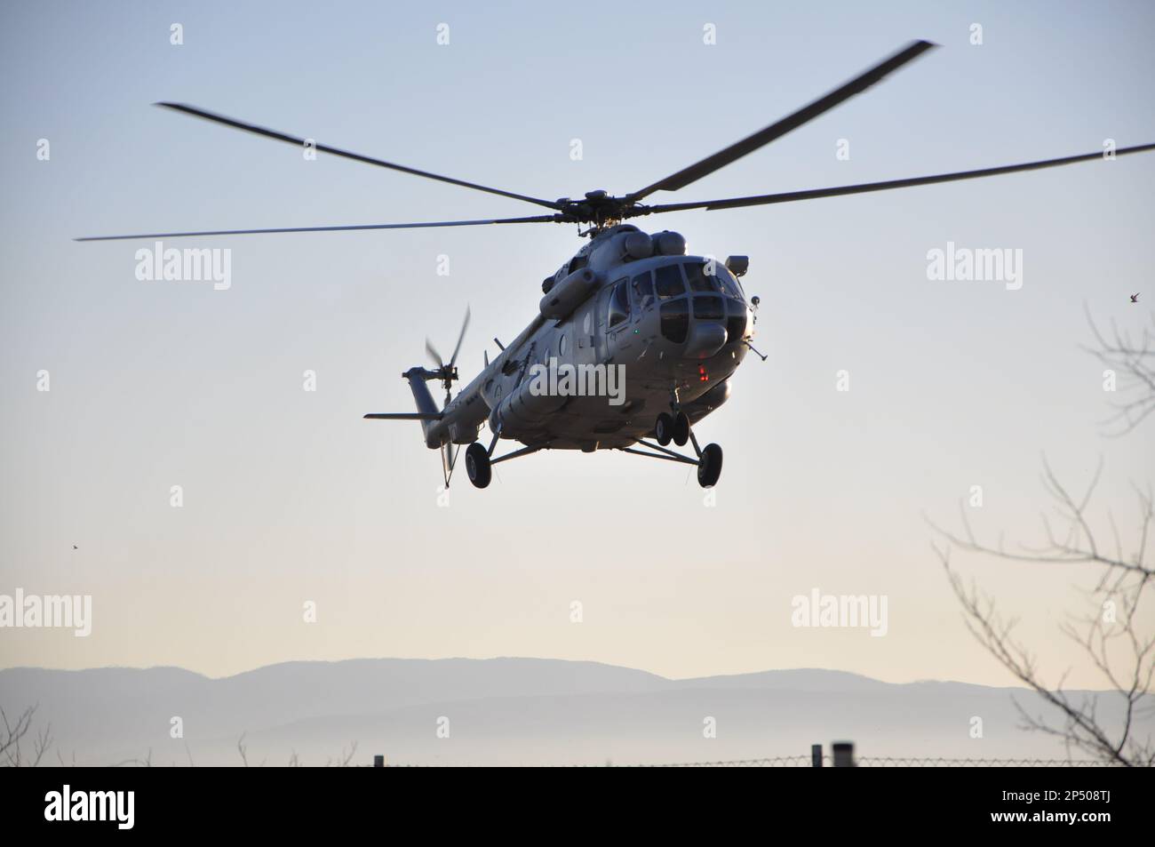 Manœuvres militaires en hélicoptère dans le ciel bleu. Air force Mil mi-171Sh dans le ciel croate. Vol militaire en hélicoptère. Transport de personnes blessées Banque D'Images