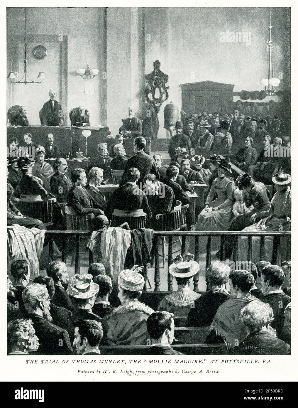 La légende de 1896 se lit comme suit : « Trial of Thomas Munley The « Molly Maguire » at Pottsville PA. Peint par W R Leigh d'après la photographie de George A Bretz.' Les Molly Maguires étaient une société secrète irlandaise de 19th ans active en Irlande, à Liverpool et dans certaines parties de l'est des États-Unis, mieux connue pour leur activisme parmi les mineurs de charbon irlandais-américains et irlandais immigrants en Pennsylvanie. Après une série de conflits souvent violents, vingt membres présumés des Maguires Molly ont été condamnés pour meurtre et autres crimes et ont été exécutés par pendaison en 1877 et 1878. Cette histoire fait toujours partie de la Pennsylvanie locale Banque D'Images