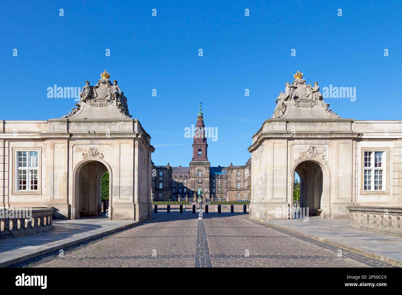 Copenhague, Danemark - 28 juin 2019: Le Palais Christiansborg (Danois: Fente de Christiansborg) est un palais et un bâtiment gouvernemental sur l'îlot de machines à sous Banque D'Images