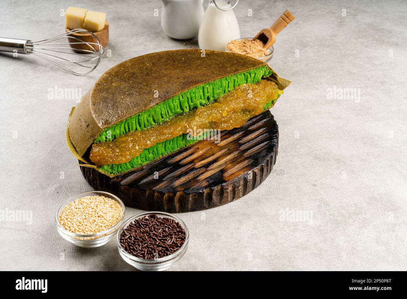 Le manis de martabak ou le bulan de terang est une crêpe sucrée indonésienne, de couleur verte et remplie de copeaux de chocolat, de fromage, de confiture de fruits, de beurre et d'arachide Banque D'Images