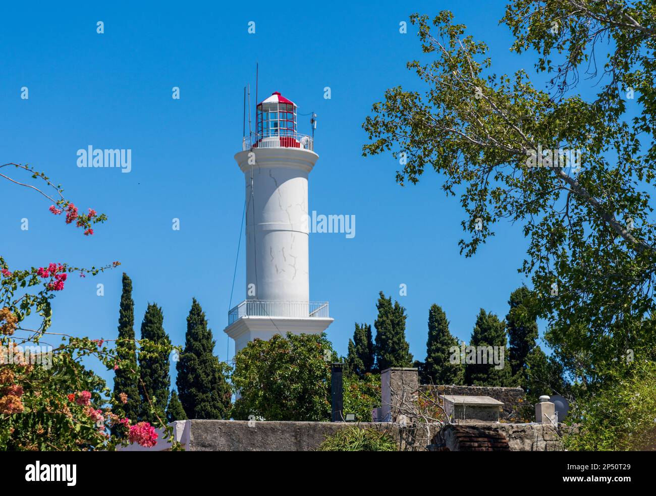 Le phare se dresse au-dessus des jardins de l'UNESCO Colonia del Sacramento Uruguay Banque D'Images