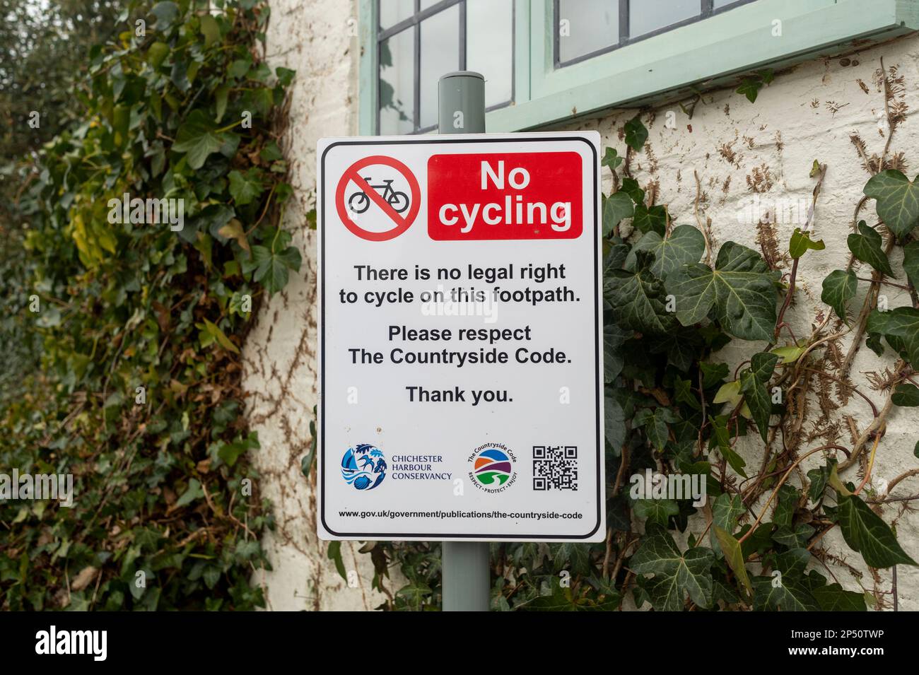 Panneau d'avertissement indiquant qu'il n'y a pas de droit légal de faire du vélo sur le sentier. Banque D'Images
