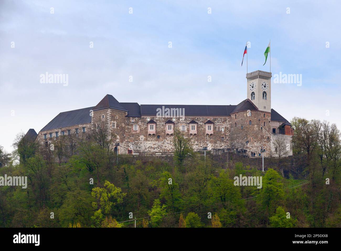 Ljubljana, Slovénie - 09 avril 2019 : le château de Ljubljana est un complexe de châteaux situé sur la colline du château, au-dessus du centre-ville de Ljubljana. Banque D'Images