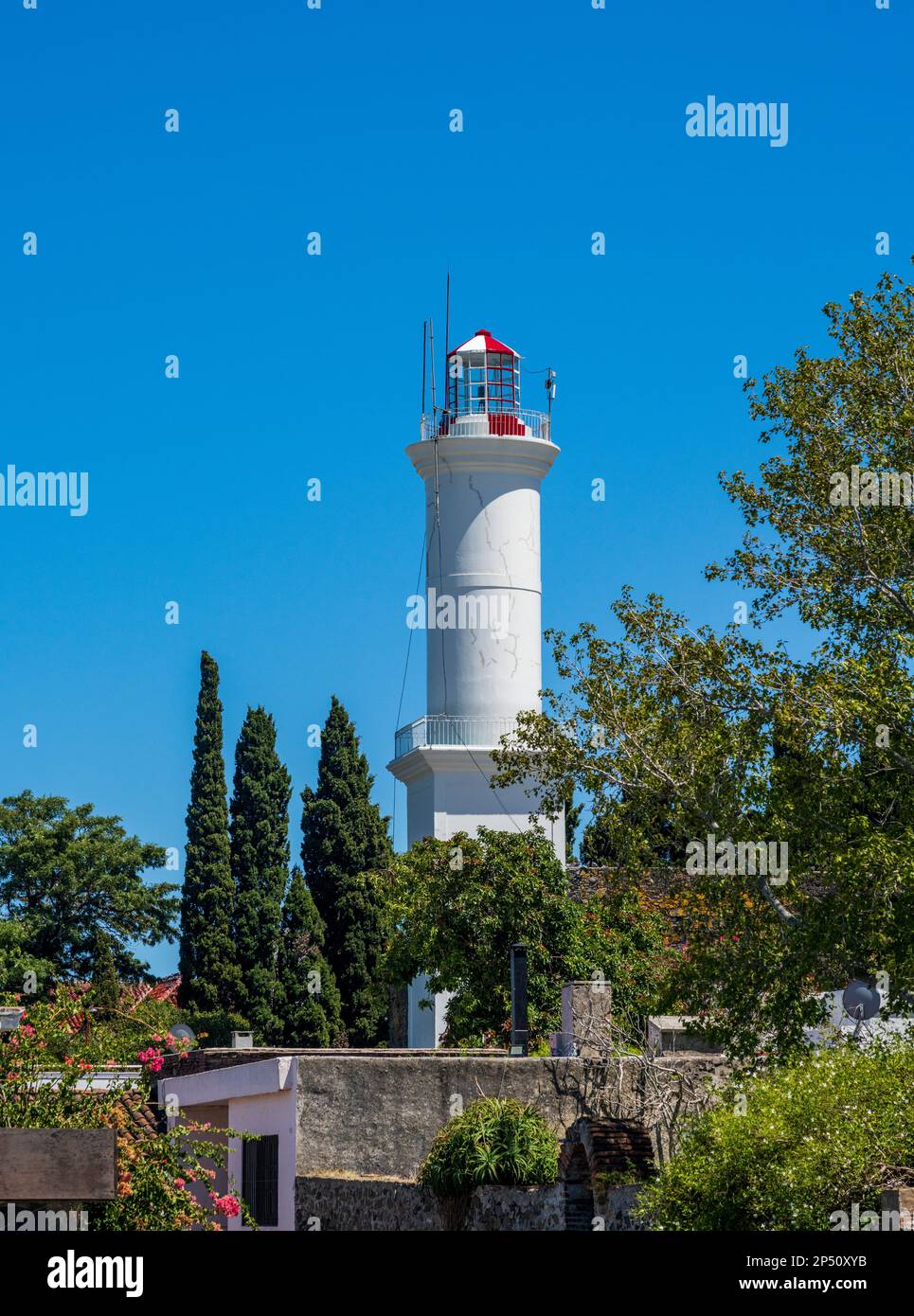 Le phare se dresse au-dessus des jardins de l'UNESCO Colonia del Sacramento Uruguay Banque D'Images