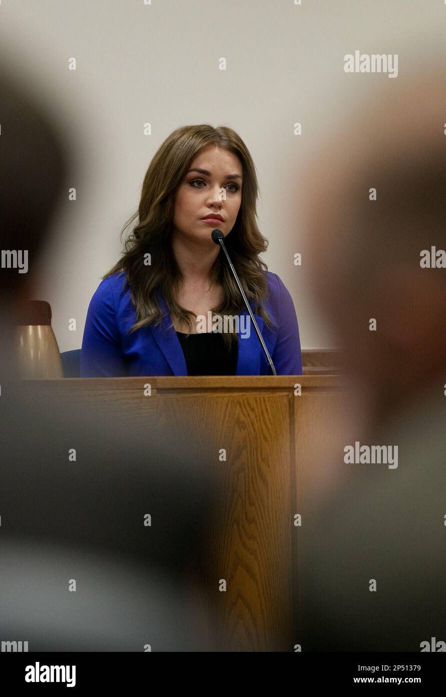 Sabrina MacNeill testifies at the trial of her adoptive father Martin MacNeill at the Fourth District Court in Provo Wednesday, Oct. 30, 2013. Martin MacNeill is charged with murder for allegedly killing his wife Michele MacNeill in 2007. (AP Photo/Daily Herald, Mark Johnston, Pool) Banque D'Images