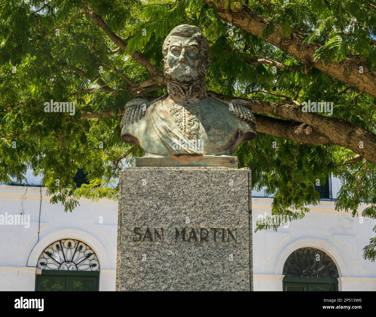 Statue de San Martin sur la place de la ville de Colonia del Sacramento en Uruguay Banque D'Images