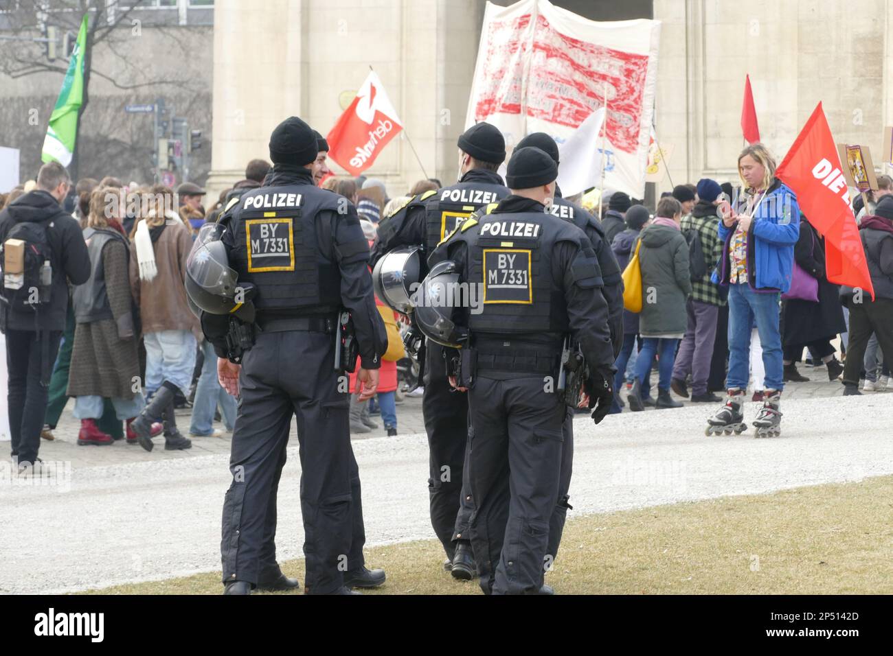 Munich, Allemagne, 03.03.2023 ans, la police allemande assiste à une journée mondiale de protestation contre le changement climatique, 25,000 participants Banque D'Images