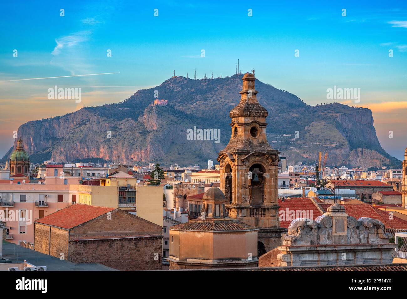 Palerme, Italie avec des bâtiments historiques en direction de Monte Pellegrino. Banque D'Images