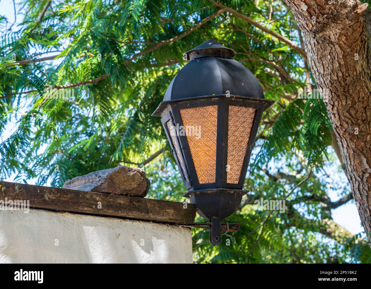 Lumière de rue ou lanterne sur un mur en pierre dans la ville de Colonia del Sacramento, au patrimoine mondial de l'UNESCO Banque D'Images
