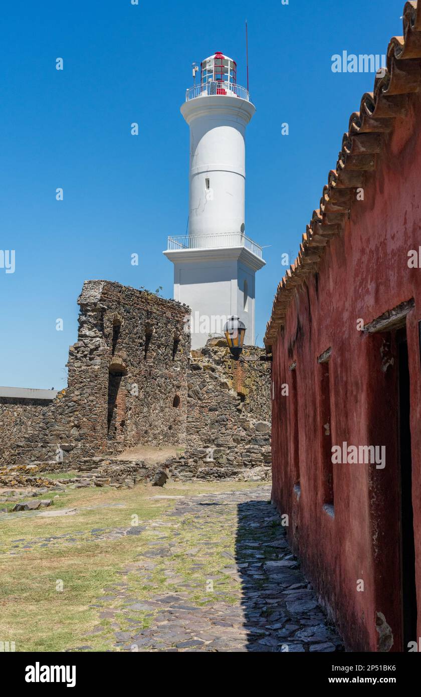 Le phare se dresse au-dessus des anciennes lampes de rue et des ruines à l'UNESCO Colonia del Sacramento Uruguay Banque D'Images