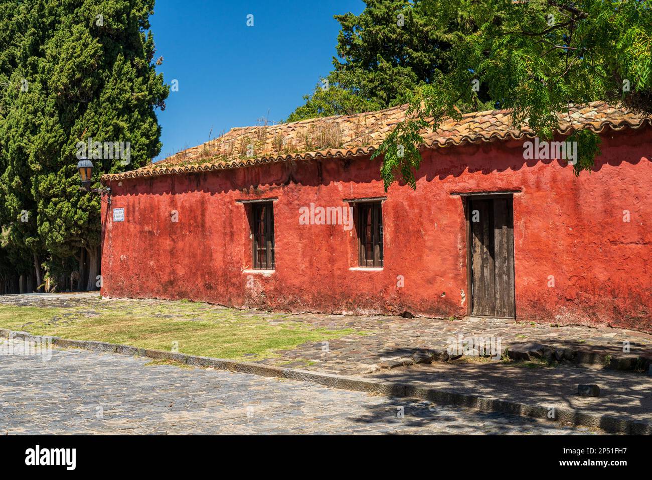Ancienne maison en pierre peinte en rouge à Colonia del Sacramento Uruguay Banque D'Images
