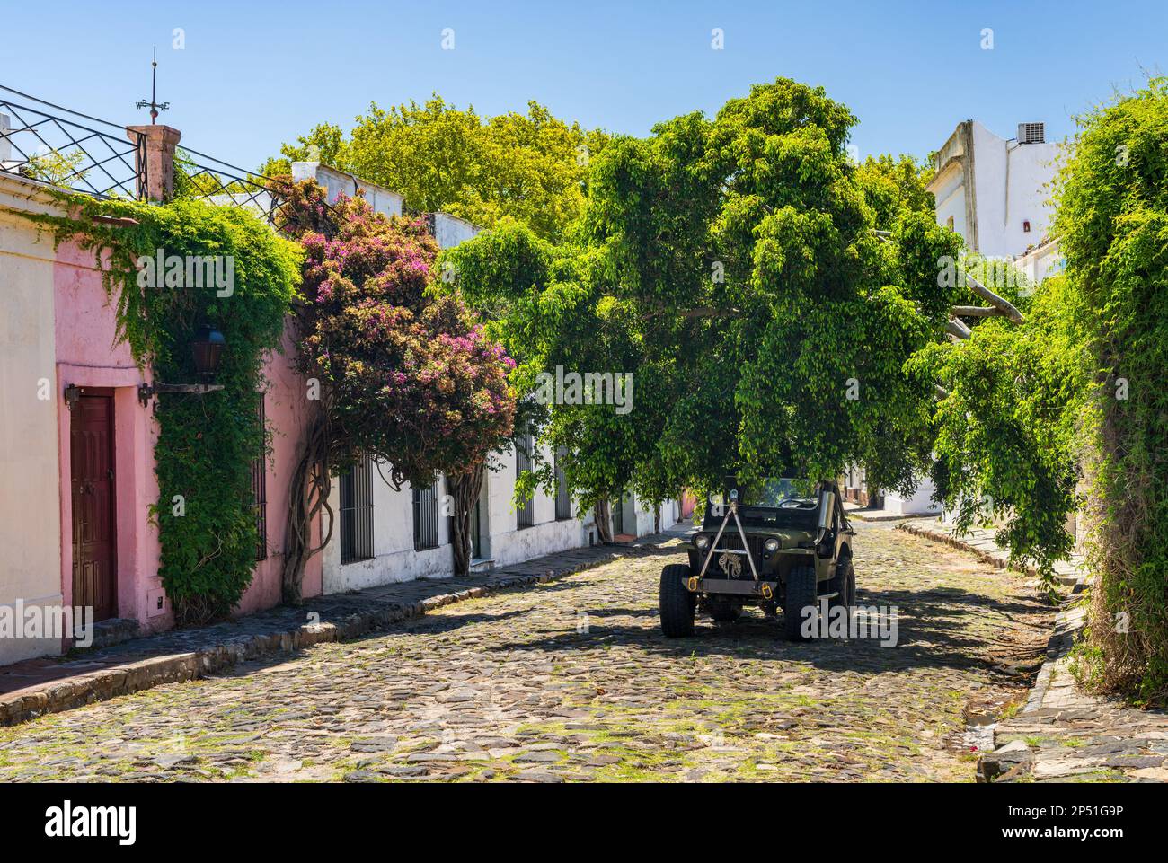 Petite rue pavée avec vieux véhicule à Colonia del Sacramento Uruguay Banque D'Images