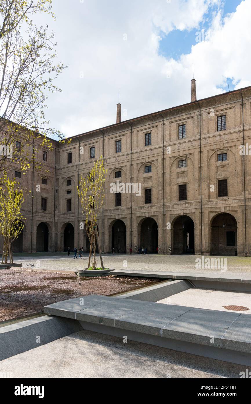 Parme, Italie-3 avril 2022 : vue sur le palais de la Pilotta à Parme pendant une journée ensoleillée. Banque D'Images
