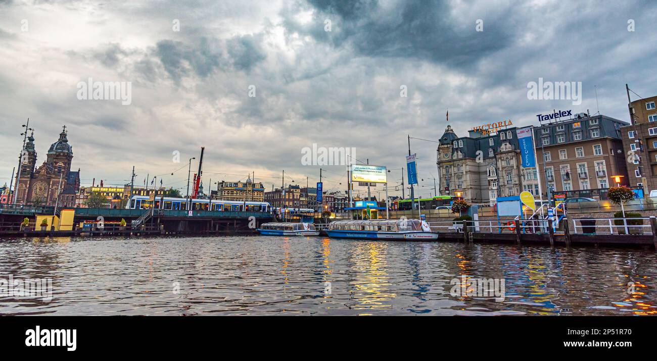 Rederij Plas est une compagnie de bateaux basée à Amsterdam qui propose des excursions et des croisières privées à travers les canaux de la ville. Banque D'Images