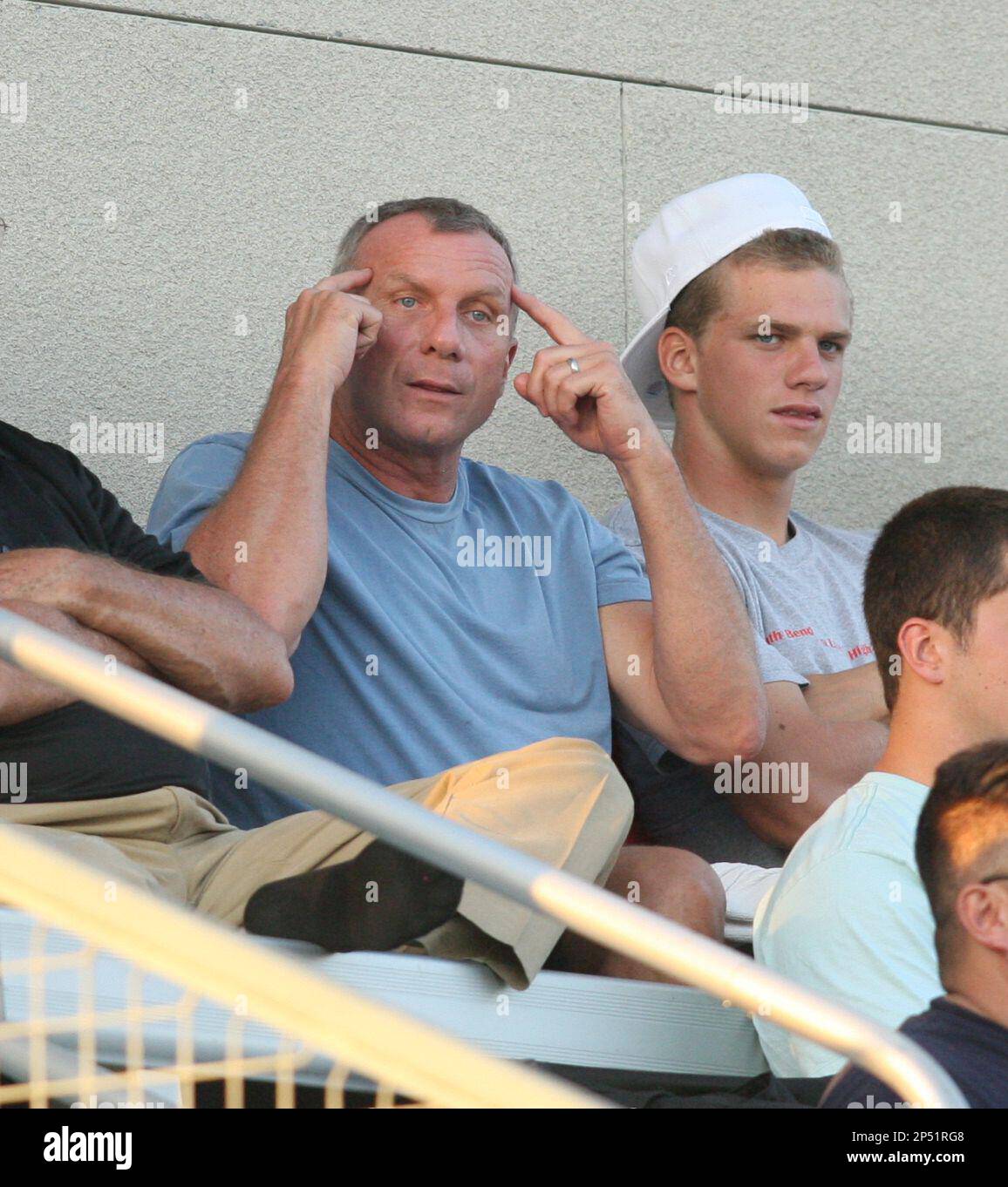 NFL Hall of Fame quarterback Joe Montana reacts as his son Nate Montana plays a game at Pasadena City College, Saturday, September 12, 2012 in Pasadena, Calif. (AP Photo/Kevin Reece) Banque D'Images