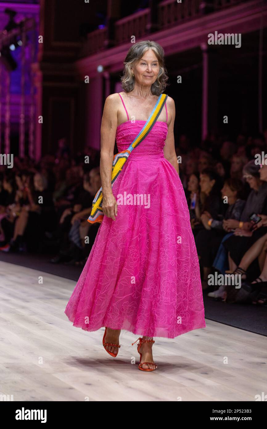 Un modèle habillé par Aje marche sur la piste du spectacle Utopia, présentant le meilleur de la mode australienne, dans le cadre du Melbourne Fashion Festival, au Royal Exhibition Building de Carlton, Melbourne. Les designers australiens prennent le devant de la scène au premier spectacle du Melbourne Fashion Festival, Utopia. Le Royal Exhibition Building de Carlton sera le lieu de rendez-vous de cette gamme australienne composée de designers tels que Aje, Nevenka, Acler, Van Der Kooij, Ginger & Smart, Leo Lin et Maara collective. Ces designers présenteront leurs styles uniques et leur mode de pointe au monde entier. Le moi Banque D'Images