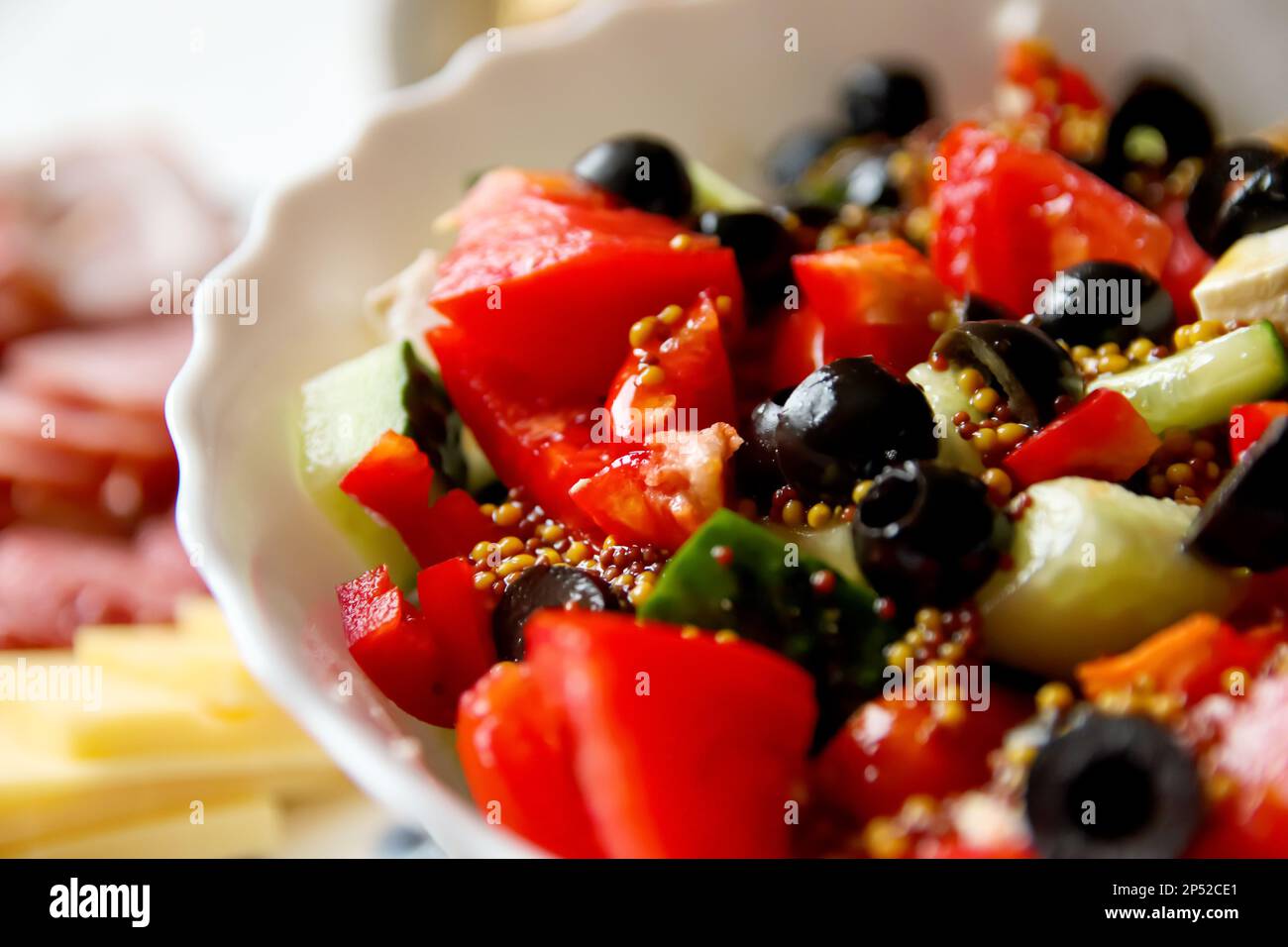 Bol à salade. salade d'été en gros plan. Salade grecque classique de tomates, concombres, poivron rouge, oignon aux olives, origan et feta. Frais mélangés Banque D'Images