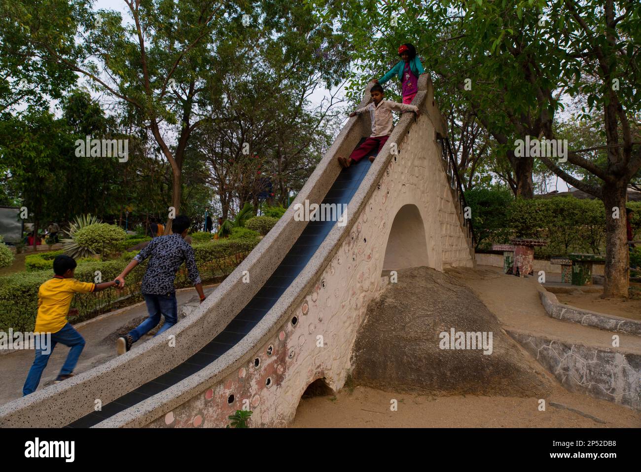 Les enfants s'apprécient dans un parc de Ranchi Banque D'Images