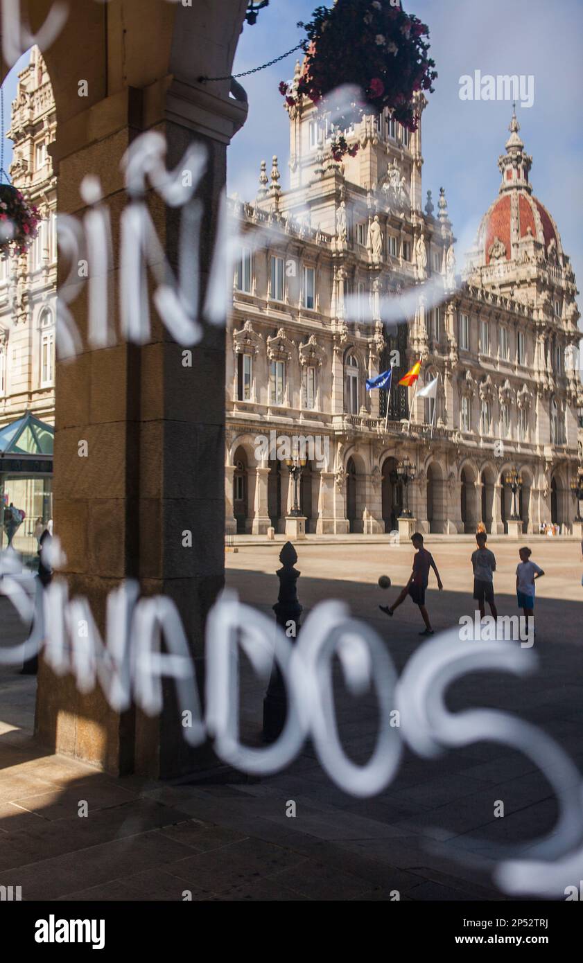 Réflexions, de l'hôtel de ville, de la place de Maria Pita, ville de La Corogne, Galice, Espagne Banque D'Images