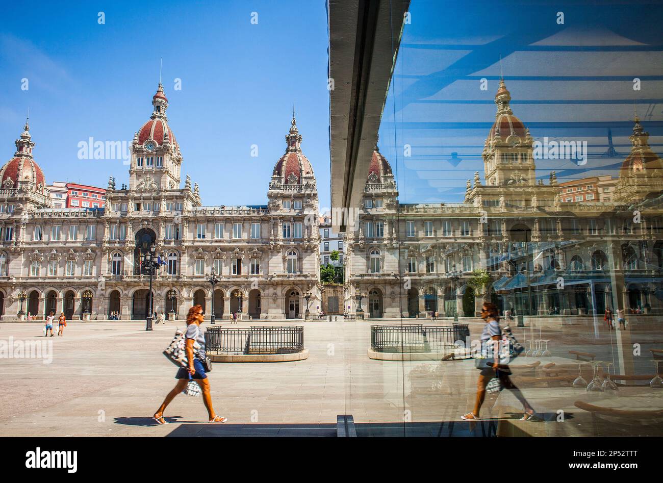 Réflexions, de l'hôtel de ville, de la place de Maria Pita, ville de La Corogne, Galice, Espagne Banque D'Images