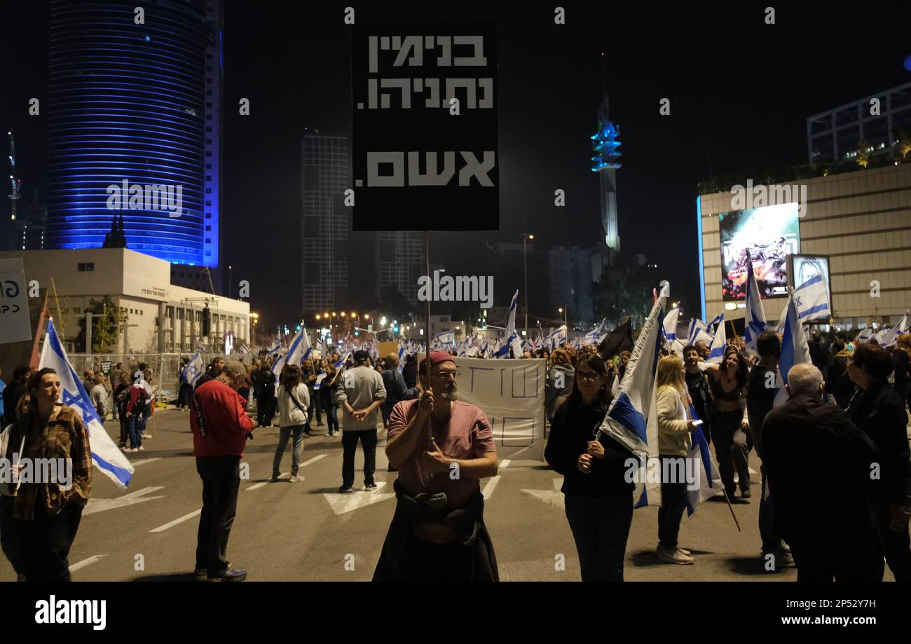 Un manifestant tient un signe qui se lit comme suit : « Benjamin Netanyahu est coupable » lors d'une manifestation de masse contre le plan du système judiciaire du gouvernement d'Israël, d'extrême-droite, qui vise à affaiblir la Cour suprême du pays sur 4 mars 2023 à tel-Aviv, en Israël. Banque D'Images