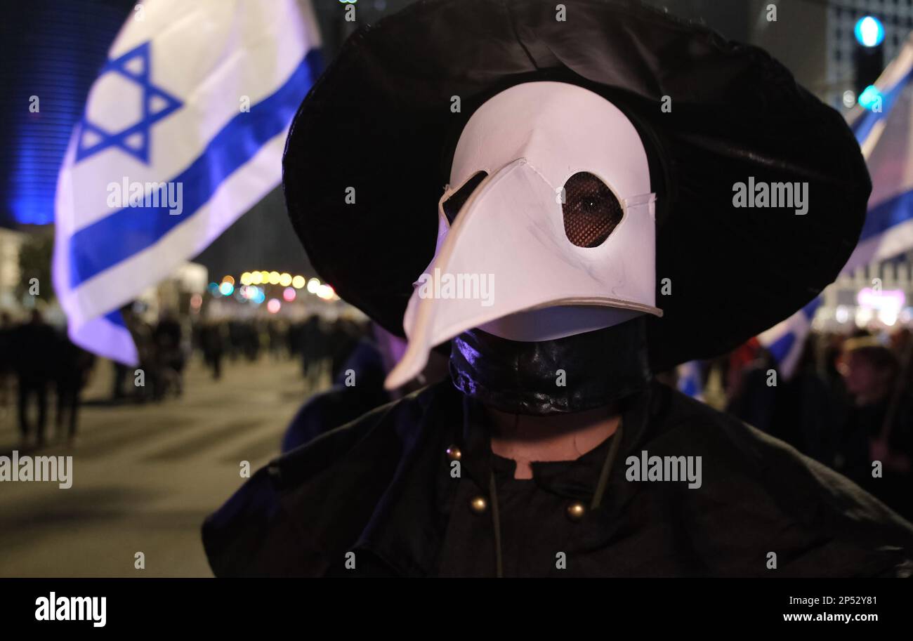 Un manifestant porte un masque de bec semblable à un oiseau que 17th les médecins ont l'habitude de porter au cours d'une manifestation de masse contre le système judiciaire du gouvernement d'Israël, de droite dure, qui vise à affaiblir la Cour suprême du pays sur 4 mars 2023 à tel-Aviv, en Israël. Banque D'Images