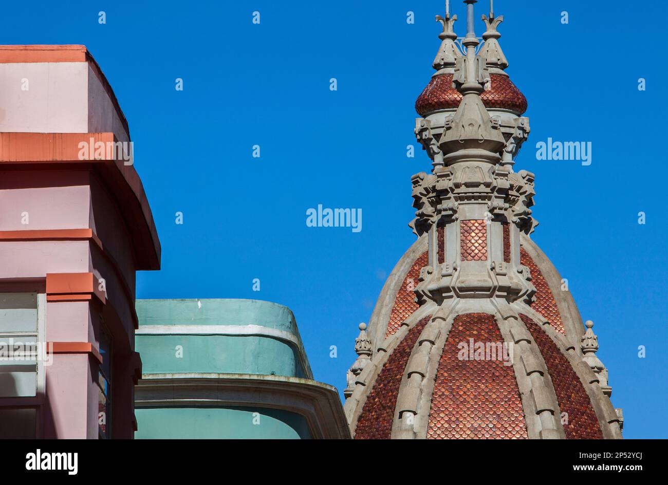 Les dômes de l'hôtel de ville et d'immeubles de détail calle Gregorio Rocamonde,vieille ville, ville de La Corogne, Galice, Espagne Banque D'Images