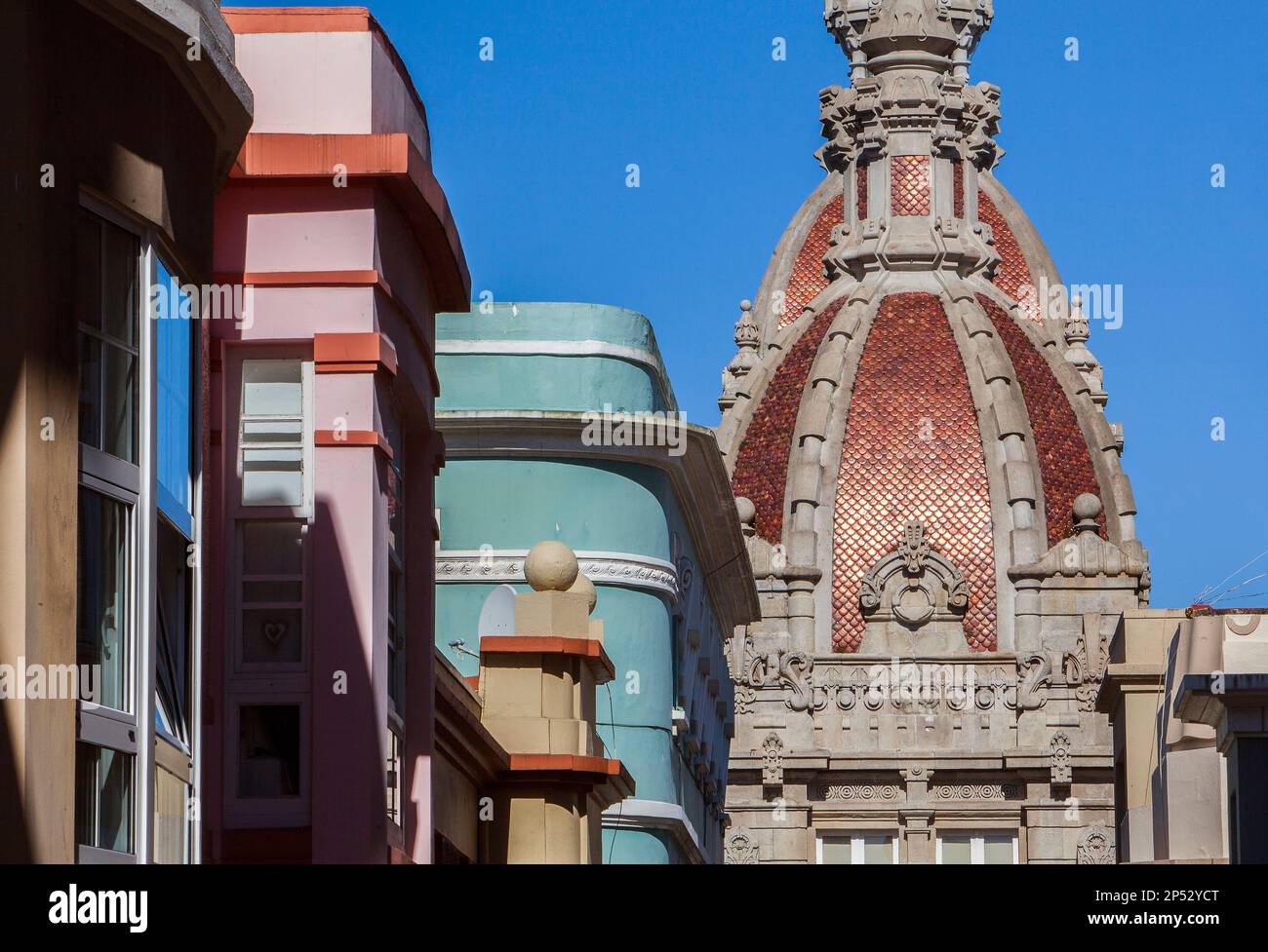 Les dômes de l'hôtel de ville et d'immeubles de détail calle Gregorio Rocamonde,vieille ville, ville de La Corogne, Galice, Espagne Banque D'Images