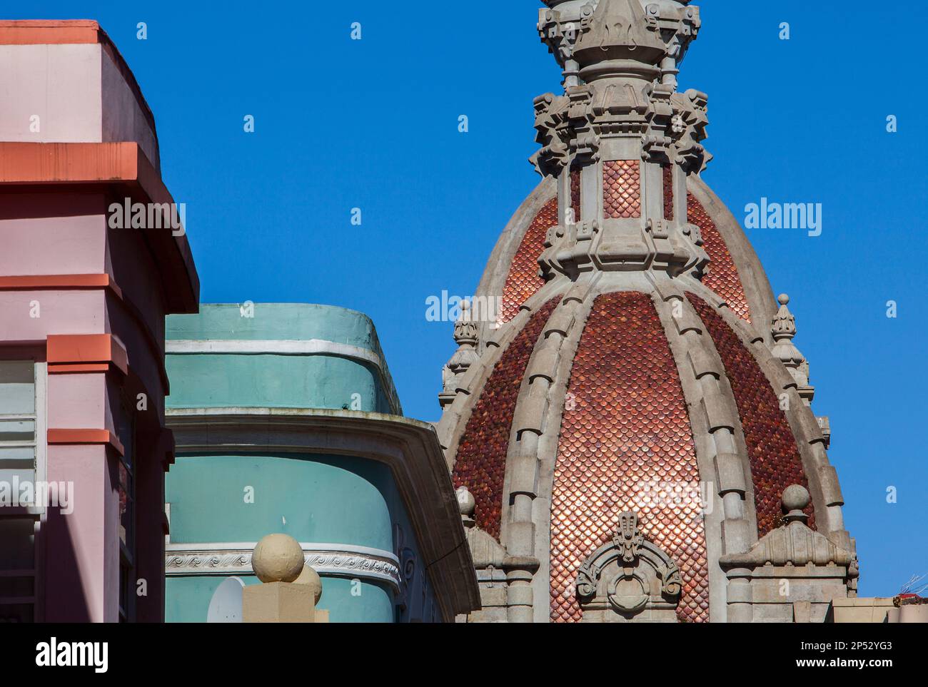 Les dômes de l'hôtel de ville et d'immeubles de détail calle Gregorio Rocamonde,vieille ville, ville de La Corogne, Galice, Espagne Banque D'Images