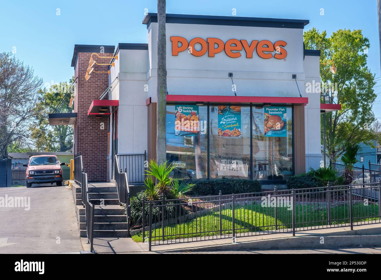 NOUVELLE-ORLÉANS, LA, États-Unis - 5 MARS 2023 : vue de face de Popeye's Louisiana Kitchen sur Claiborne Avenue Banque D'Images