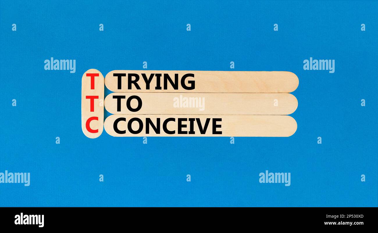 TTC essayant de concevoir le symbole. Concept mots TTC essayer de concevoir sur bâton de bois sur un beau bleu table fond bleu. Médical et TTC essayer Banque D'Images