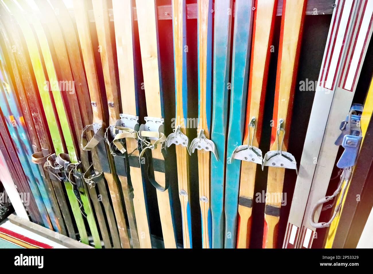 Skis en bois vintage dans la boutique Banque D'Images