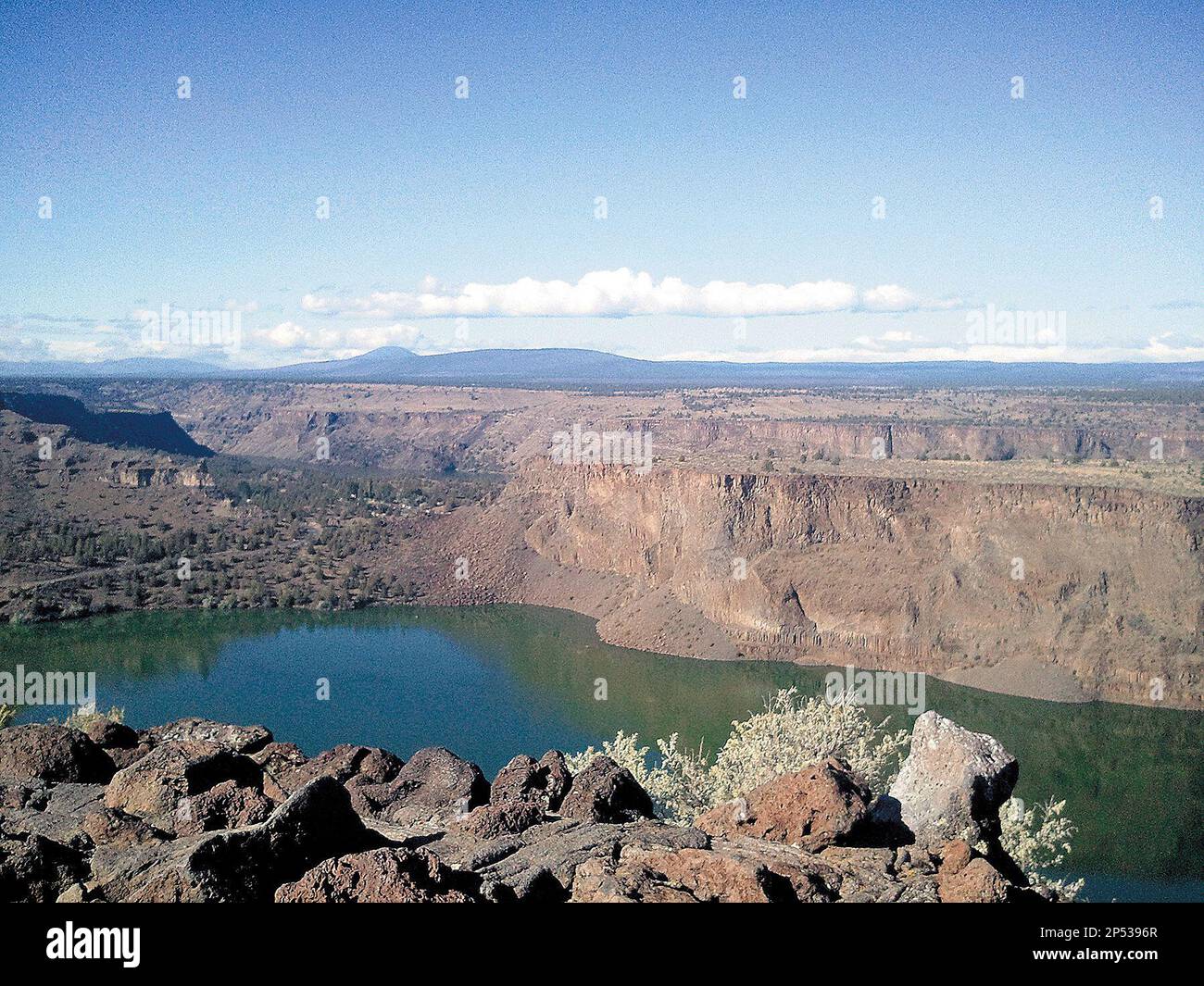 This Sept. 26, 2013 photo shows a view of Lake Billy Chinook from a road pull-out in The Cove Palisades State Park, one of the highlights of the Madras Mountain Views Scenic Bikeway. The Madras Mountain Views Scenic Bikeway, a 30-mile loop that starts and ends in Madras, offers up multiple treats for Central Oregon road cyclists looking to add a new route to their routine. (AP Photo/The Bulletin) Banque D'Images