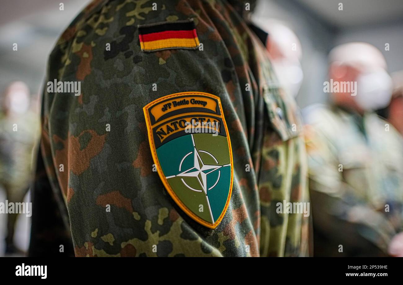 Rukla, Lituanie. 06th mars 2023. Les soldats du contingent allemand de la présence avancée renforcée écoutent le ministre de la Défense. L'Allemagne est à la tête du groupement tactique en Lituanie. Credit: Kay Nietfeld/dpa/Alay Live News Banque D'Images