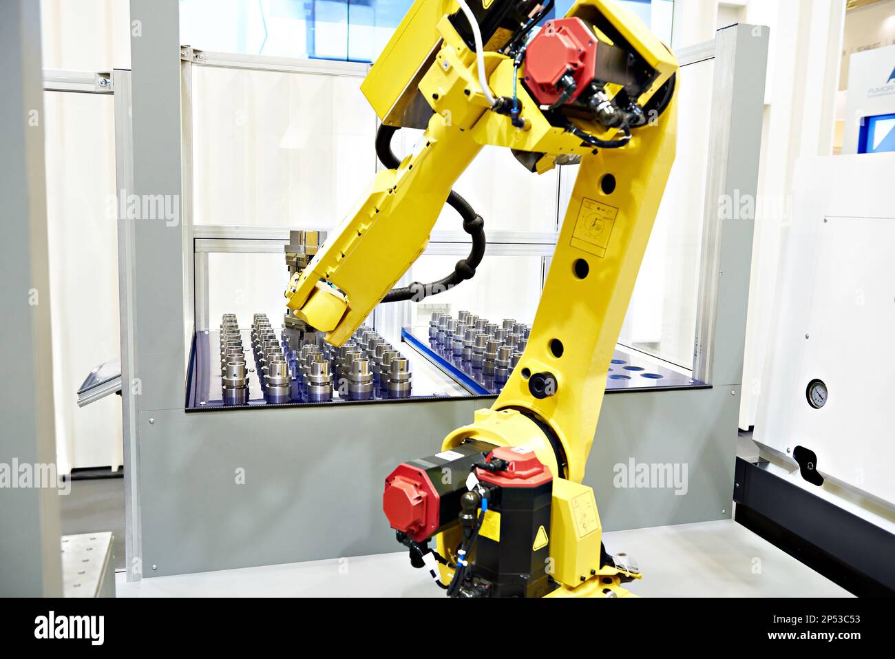 Bras robotisé et pièces à usiner pour machine à travailler les métaux Banque D'Images