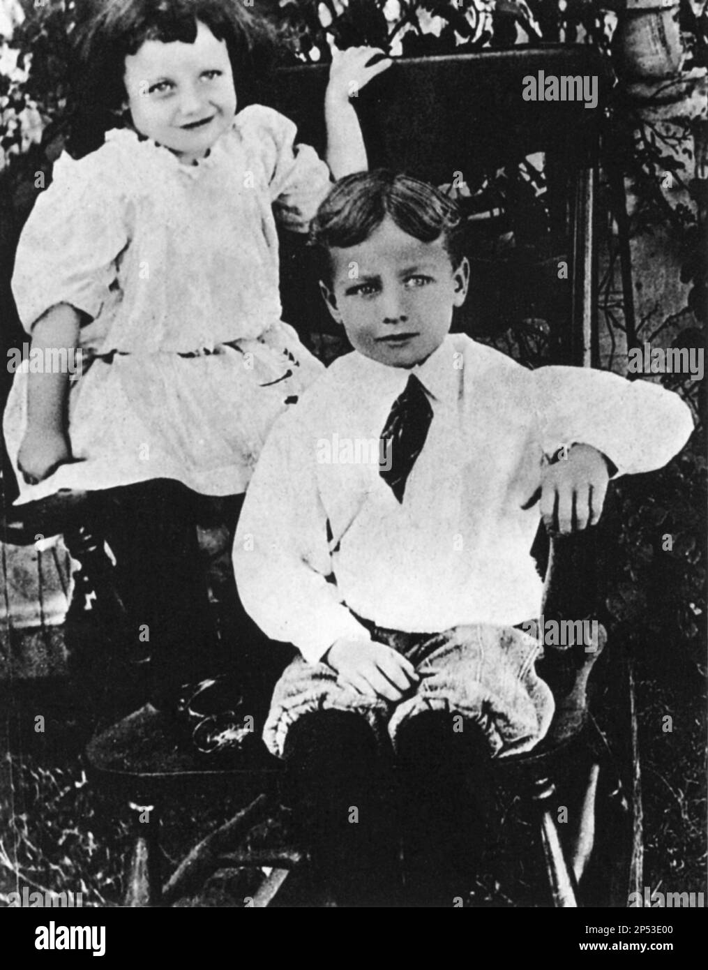 La future superstar hollywoodienne, l'actrice JOAN CRAWFORD ( 1904 - 1977 ) avec son frère Hal Hays LeSueur ( 1901 - 1963 ) Quand était une petite fille - CINÉMA - FILM - portrait - ritratto - fratelli - fratello - frères - soeur - personalità celebi da bambini - bambino - da piccoli - piccolo - da giovane giovani - célébrités personnalités personnalité quand était petit enfant - enfants - enfants - Bébé - bébés jeunes ---- Archivio GBB Banque D'Images