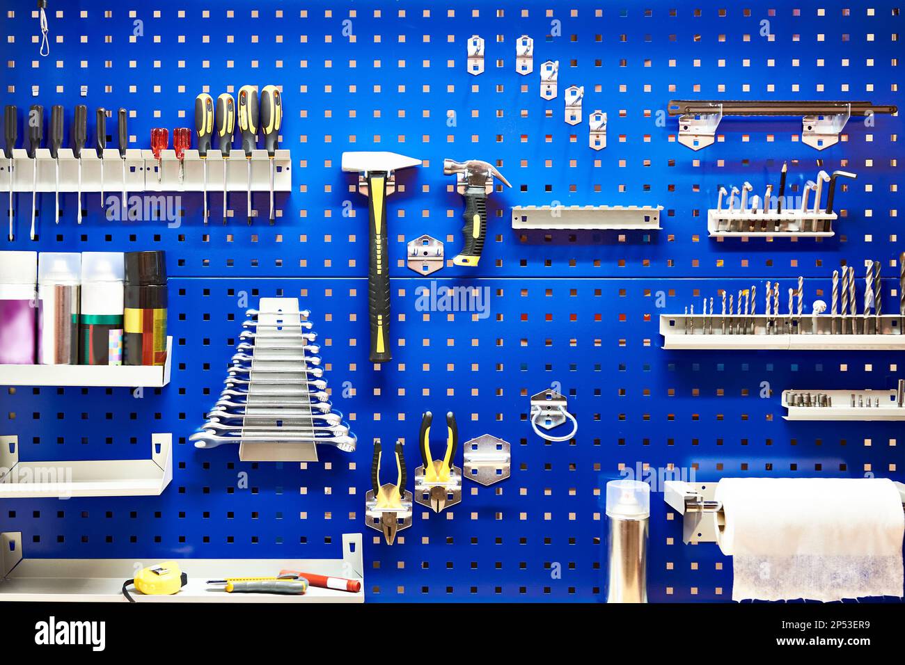 Outils sur le mur dans l'atelier Banque D'Images