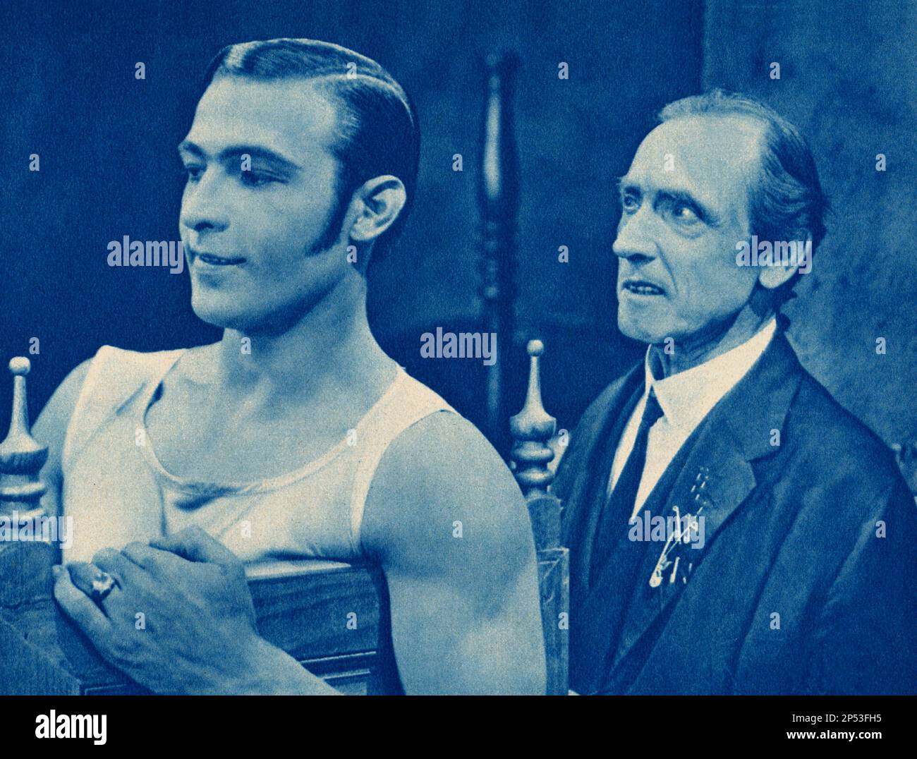 L'acteur silencieux RUDOLPH VALENTINO est Juan Gallardo dans LE SANG ET LE SABLE ( 1922 - SANGUE E ARENA ) par Fred Niblo , de Sangre y Arena par Vincente Blasco Ibanez - pubblicity STILL - RODOLFO - canottiera - canotta - torero - matador - sorriso - sourire -- -- Archivio GBB Banque D'Images