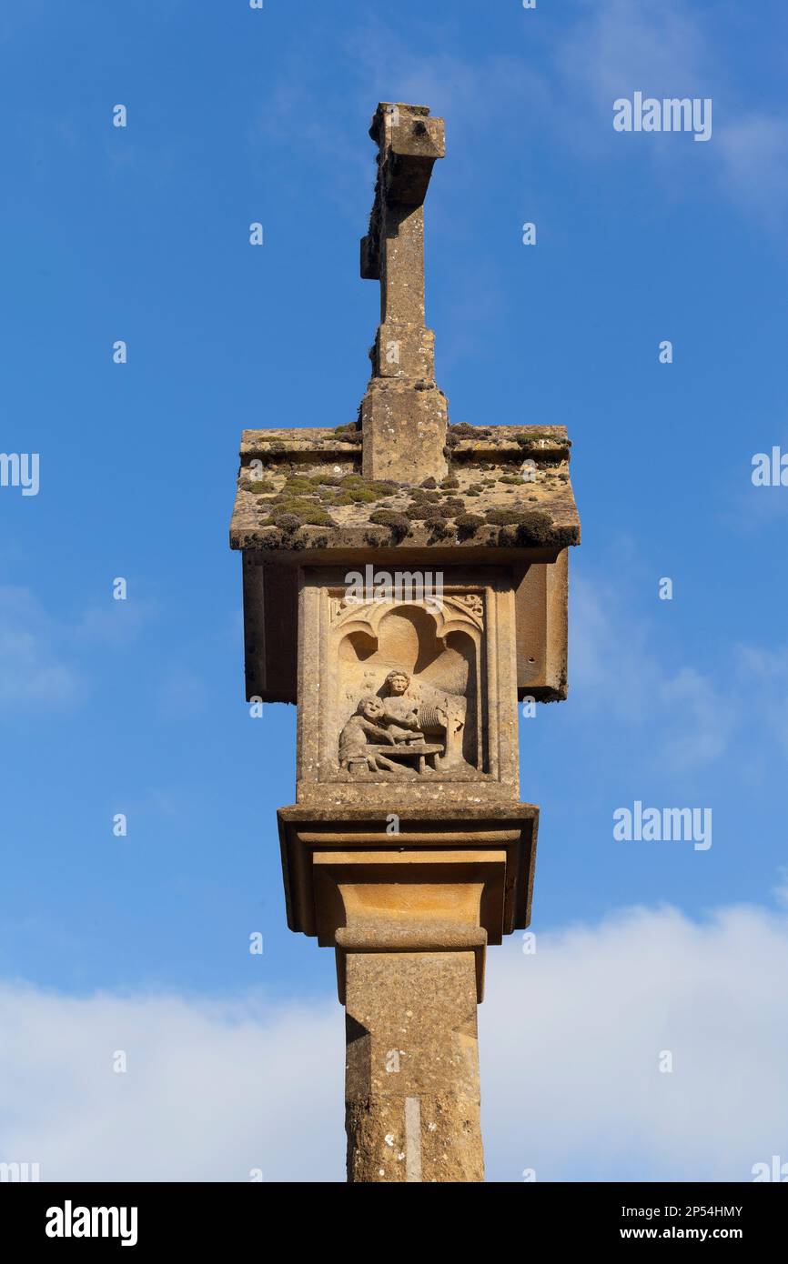 Stow on the Wold, Cotswolds, Royaume-Uni, l'ancienne croix de la place de la ville, le monument comprend une croix restaurée située sur la place du marché. Banque D'Images