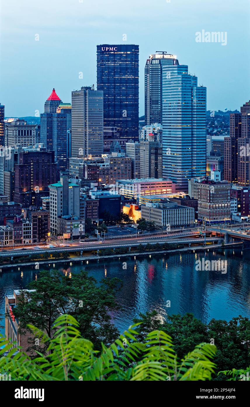 6 tours à Dusk: Tour du Golfe à éclairage rouge, Koppers Bldg à toit vert, Citizens Bank Tower, États-Unis Steel Tower (UPMC), BNY Mellon Centre, One Oxford Centre. Banque D'Images