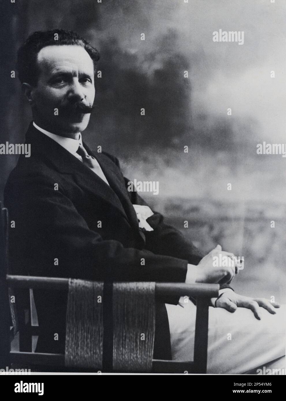 L'écrivain italien, dramaturge et scénariste MARCO PRAGA ( 1862 - 1929 ), fils d'Emilio Praga , directeur de 1912 à 1915 de la compagnie de théâtre Teatro Manzoni à Milan - TEATRO - THEATRE - SCRITTORE - ÉCRIVAIN - LETTERATO - LETTERATURA VERISTA - VERISMO - DRAMMATURGO - COMMEDIOGRAFO - portrait - ritratto - bachili - moustache - collier - colletto - Cravatta - TIE - écrivain de jeu - Play-writer ---- Archivio GBB Banque D'Images