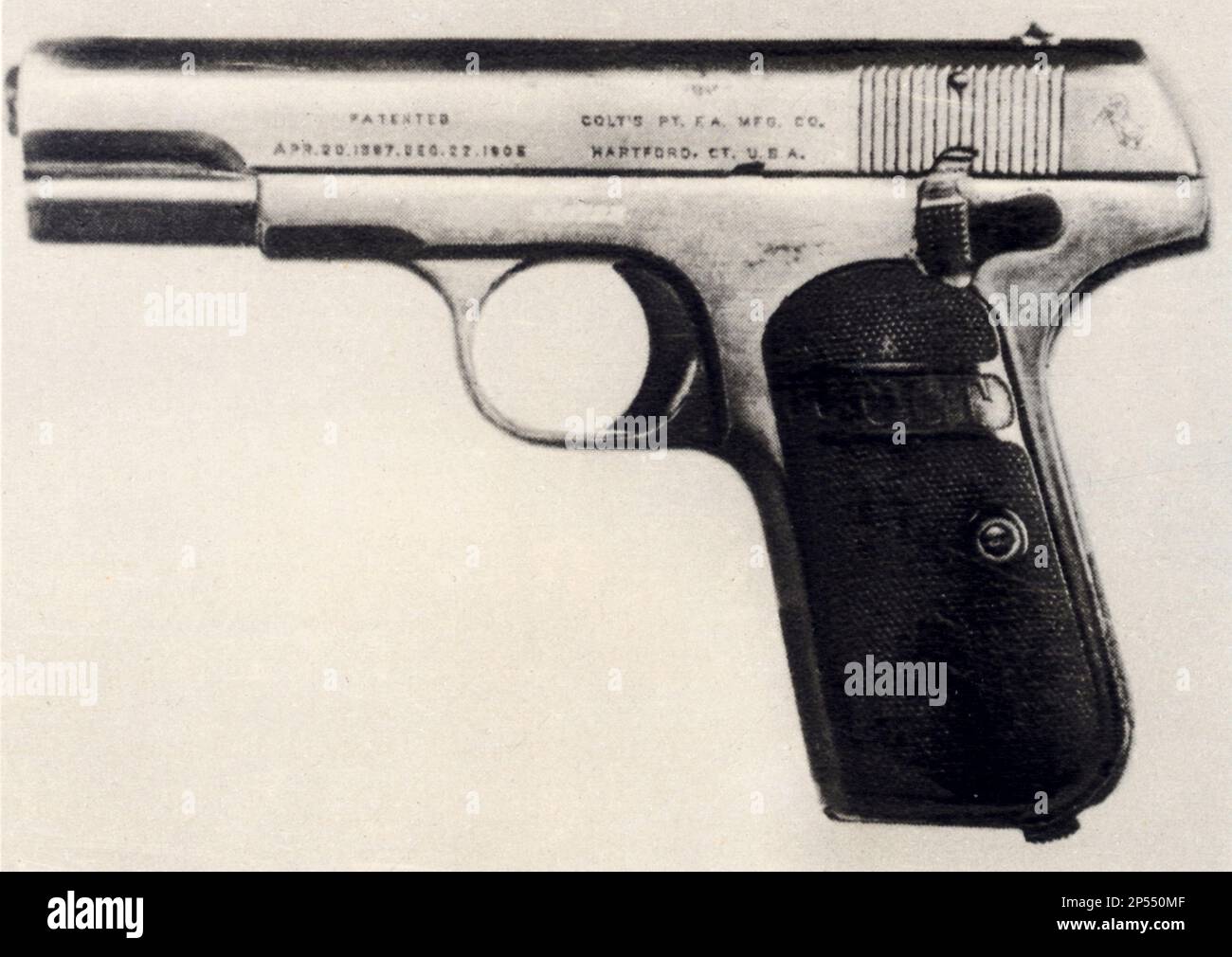 1920 c, Etats-Unis : le Colt se trouve dans la poche de Bartolomeo Vanzetti , photo de la police utilisée pour le procès de deux anachistes italiens NICOLA SACCO ( 1888 - 1927 ) et BARTOLOMEO VANZETTI ( 1891 - 1927 ) , Arrestation et mort aux Etats-Unis - ANARCHICI - ANARCHIA - ANARCHISME - arrestatti - connanati a morte - mort - SOCIALISMO - SOCIALISME - SOCIALISTA - SOCIALISTE - POLITICA - POLITIQUE - processo - arma - canon - pistolet - pistola - Archivio GBB Banque D'Images
