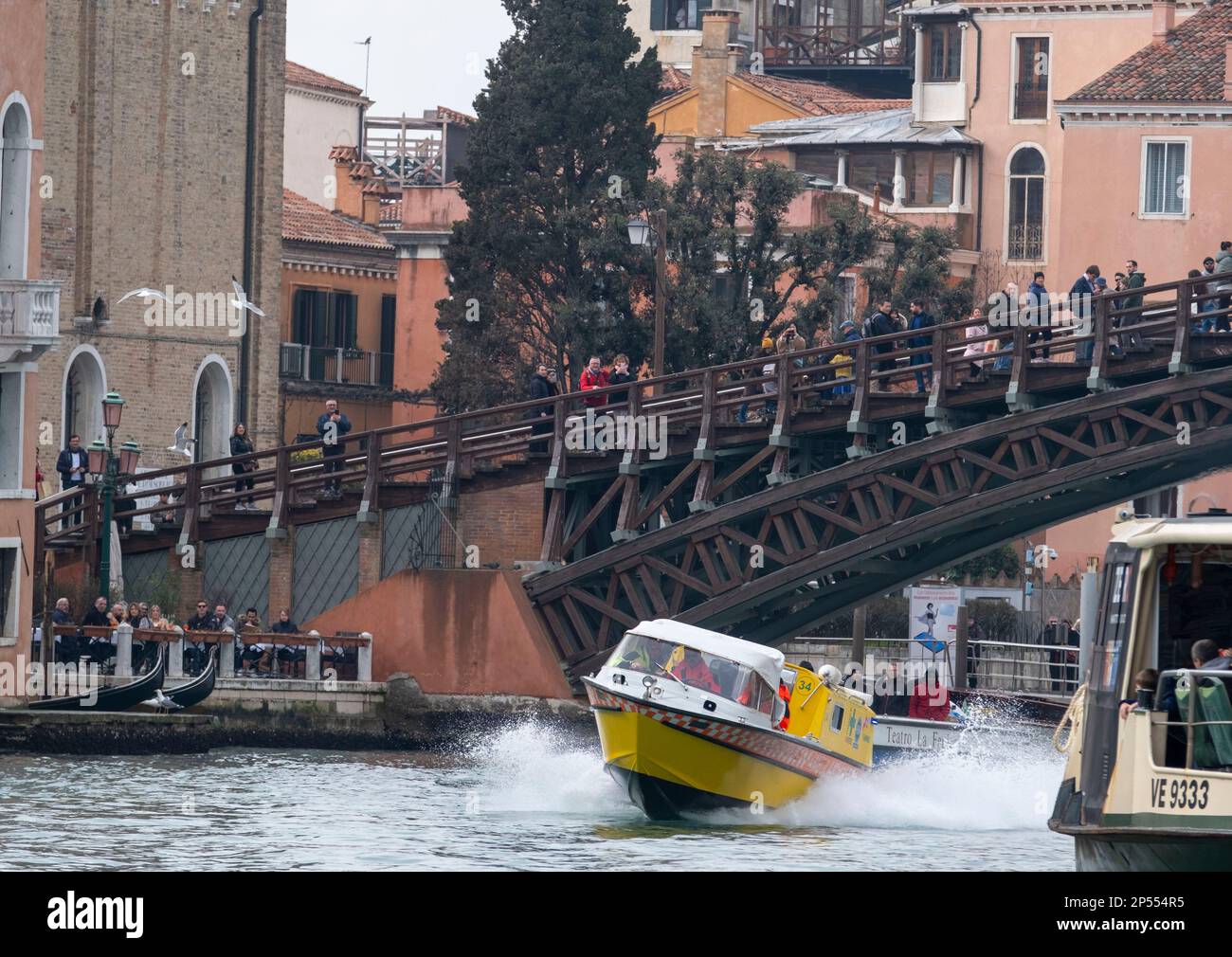 Ambulance d'eau répondant à une urgence voyageant à grande vitesse à travers le Grand Canal, Venise, Italie Banque D'Images