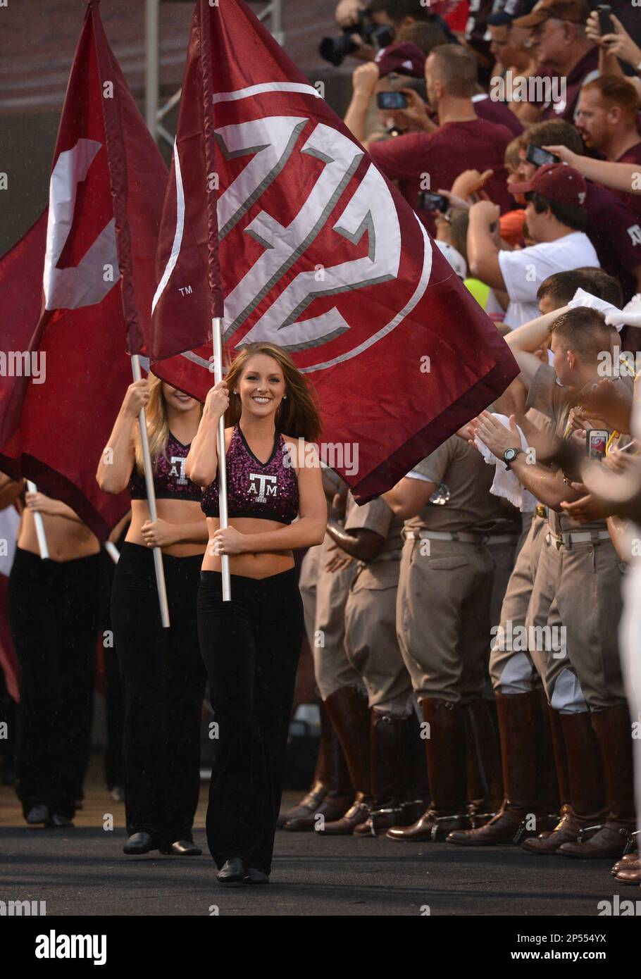 Sept. 7, 2013 - College Station, Texas, USA - September 07, 2013: Texas A&M Aggies dancers carry the flags from the tunnel before the NCAA Football game between the Sam Houston State University Bearkats and the Texas A&M University Aggies at Kyle Field Stadium in College Station, Texas. Texas A&M leads the 1st half against Sam Houston State, 23-14. (Cal Sport Media via AP Images) Banque D'Images