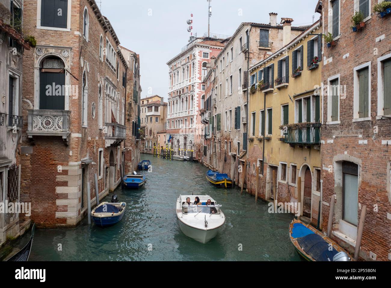 Canal latéral étroit, quartier de San Polo, Venise, Italie Banque D'Images
