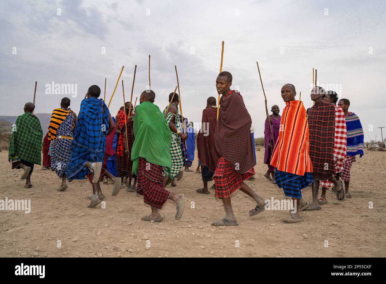 Caratu, Tanzanie - 16 octobre 2022: Un groupe d'hommes masai en costume traditionnel, dansant pendant un spectacle pour les touristes près de leur village. Banque D'Images